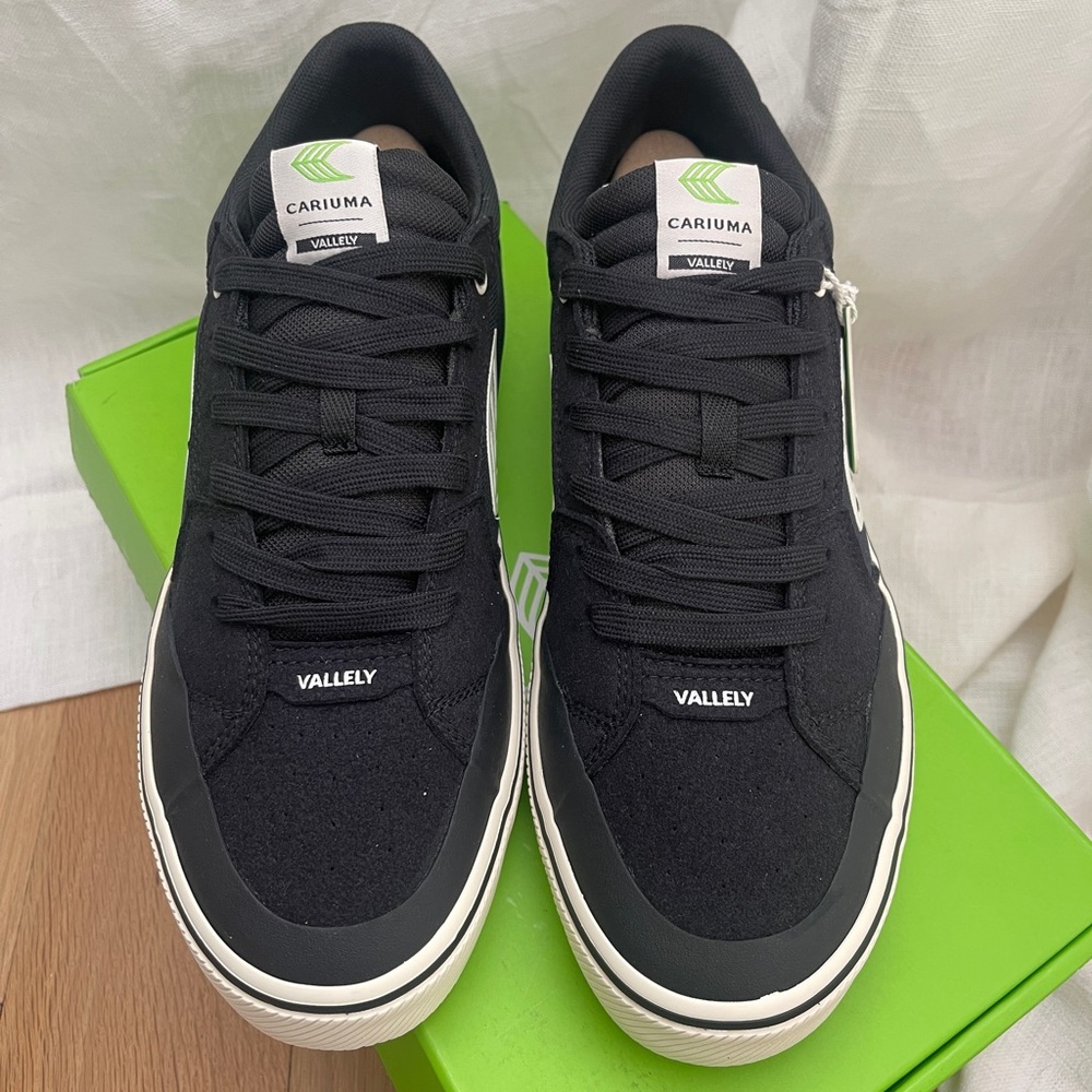 Cariuma • Vallely black low-top sneakers • M10 • NEW
